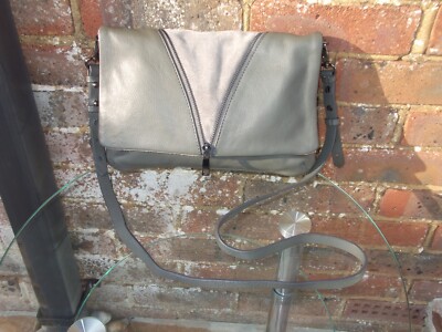 Neuwertige Clutch Schultertasche Samt blattgrün Leder & Wildleder