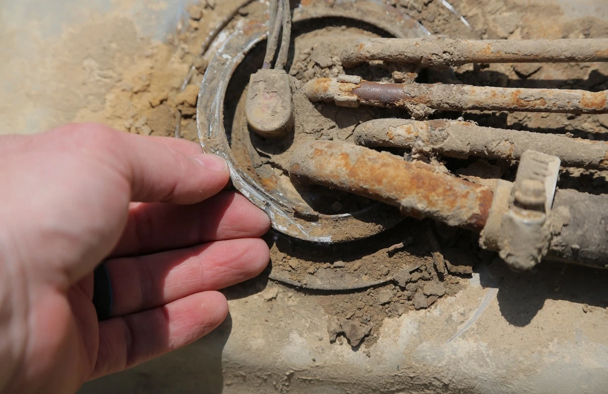 Releasing the retainer ring