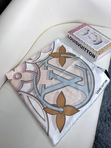 Classic monogram pattern, size: 90*90cm, made of top-grade silk.