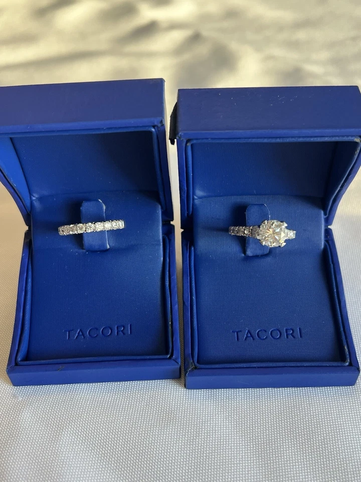 Anillo de compromiso solitario redondo y alianza de boda pequeña pequeña Crescent RoyalT Foto 3 de 4