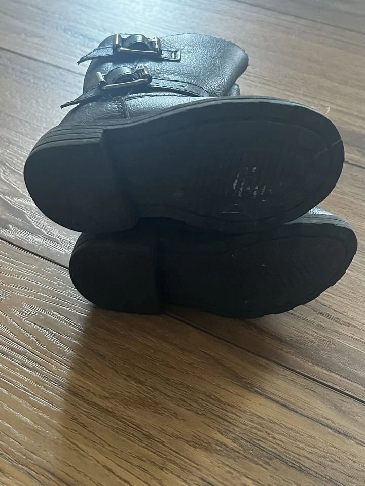 Botas altas con hebilla negra Carters con cremallera lateral 5 niños pequeños Foto 3 de 4