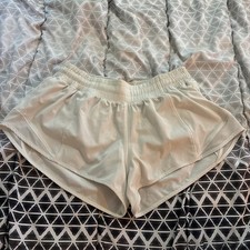 Lululemon Hotty Hot Low-Rise Lined Short 2.5 inseam Size 6 Bone/Beige Gym
