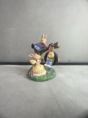 Kaninchen genießen draußen, auf Reifenschaukel Figur 