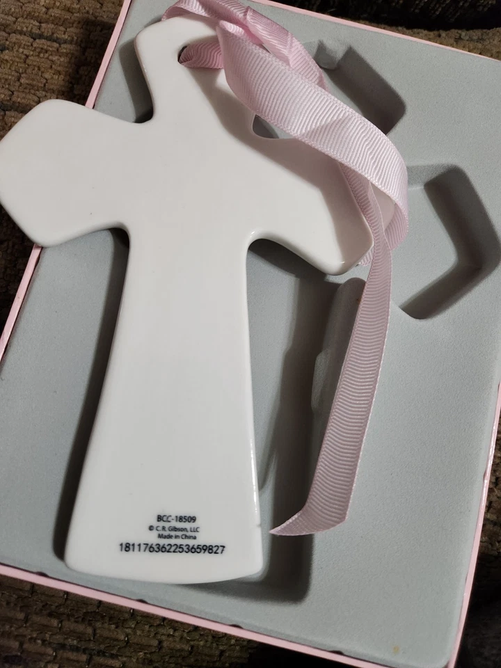 CR Gibson Niña Guardería Cruz Cerámica con Colgador de Cinta 7 pulgadas Foto 4 de 4