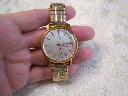 OMEGA AUTOMATIC Presentation wrist watch, 1977 on back, lightly worn, running