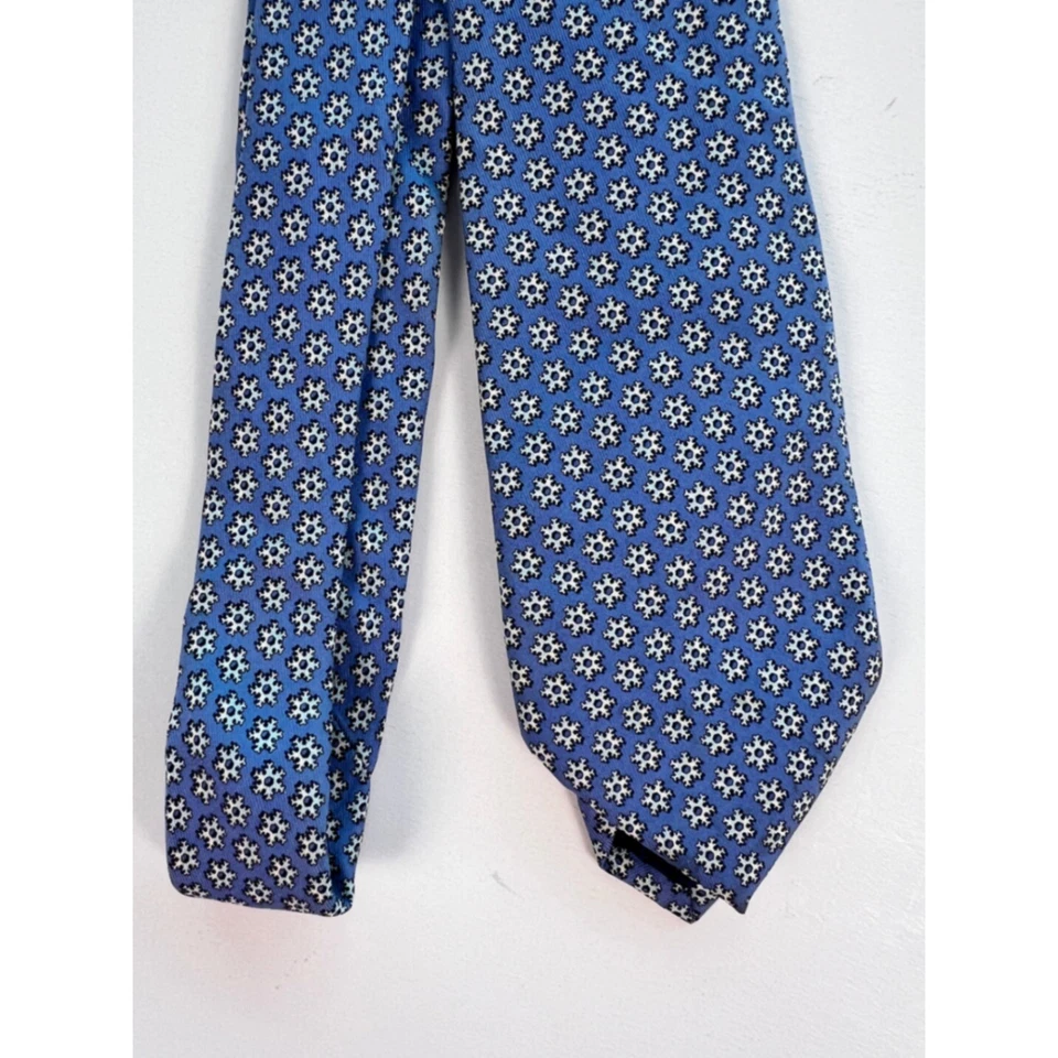 Corbata clásica de seda con estampado de invierno de copo de nieve Vineyard Vines para hombre Foto 3 de 4