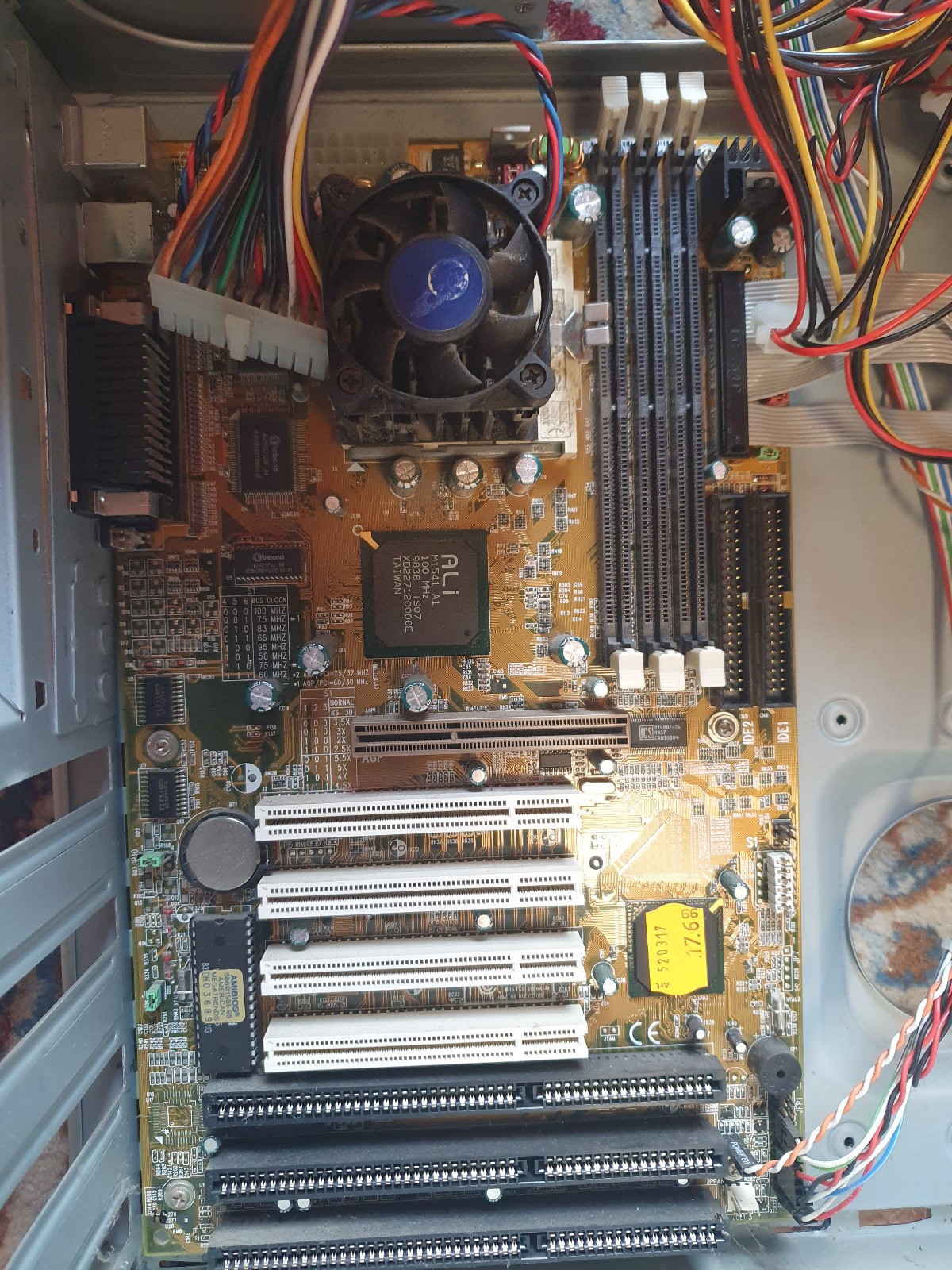 Super Socket 7 Mainboard (ALi Aladdin V) + AMD K6-2 350 MHz – ATX – AGP/PCI/ISA