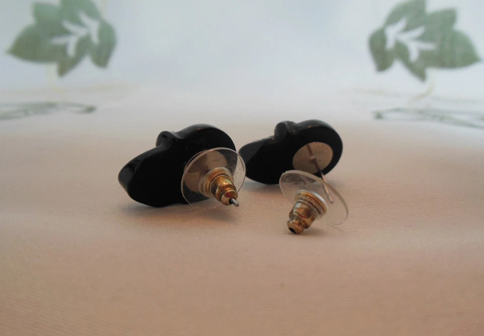 Pendientes de poste de calavera de acrílico negro Foto 4 de 4