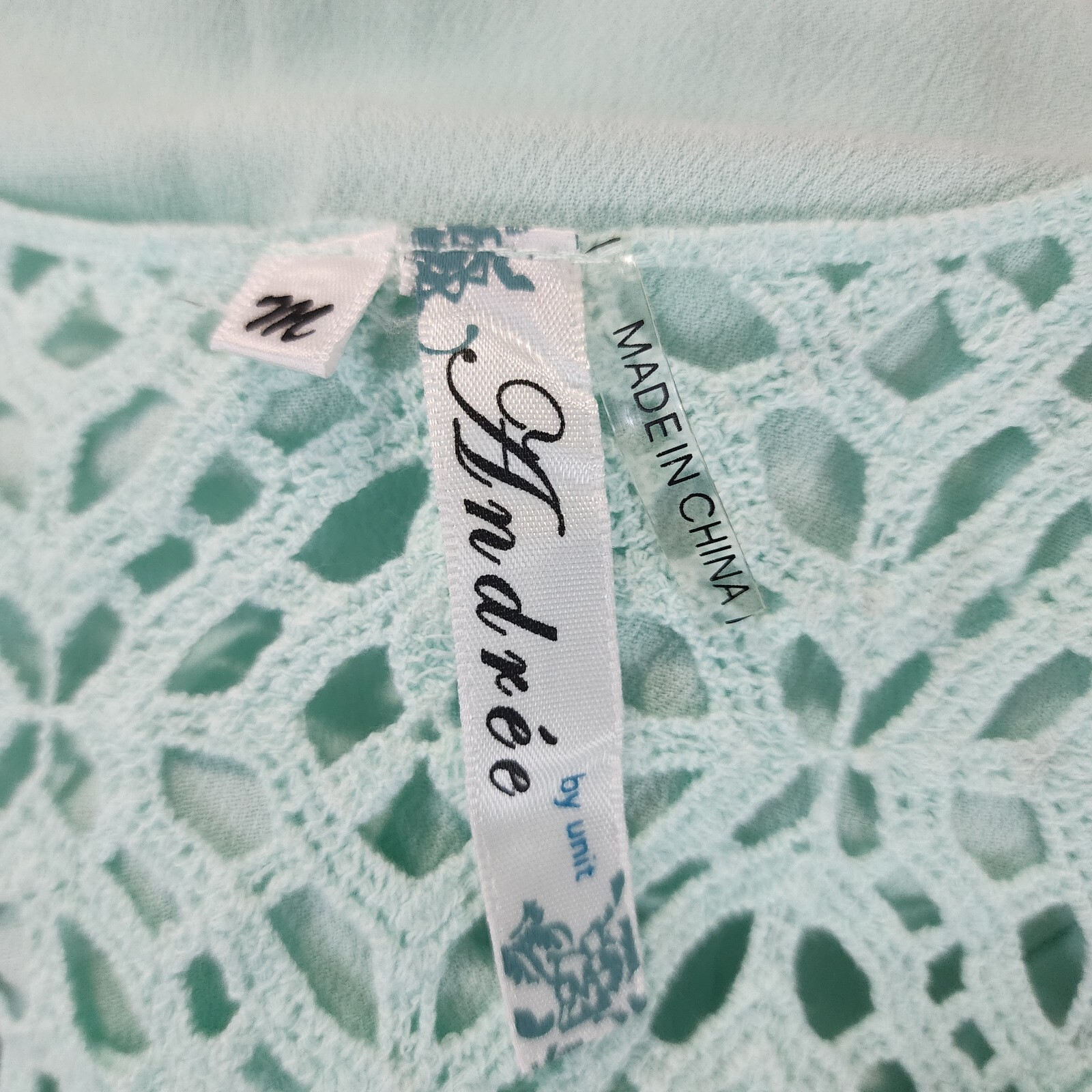 New ANDREE by UNIT Size Medium Crochet Lace Back Keyhole Neck Sleeveless Blouse