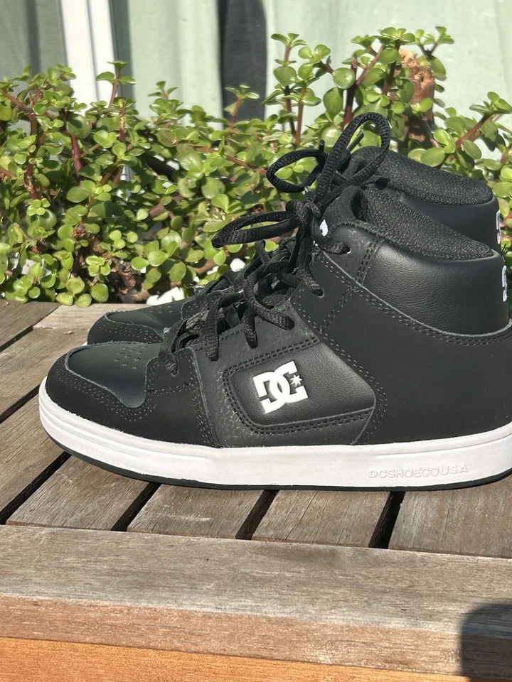 DC Shoes Niños Manteca 4 Hi - Zapatos de caña alta - Negro/Negro/Blanco - Talla 2.5Y Foto 2 de 4