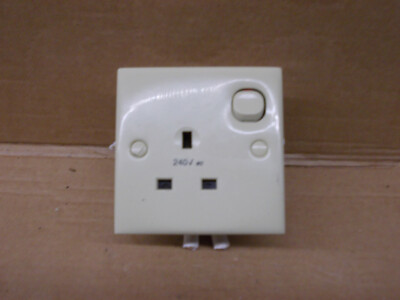 Clipsal 240V Plug & Back Wohnwagen Wohnmobil Camper - CSS10-DD-11