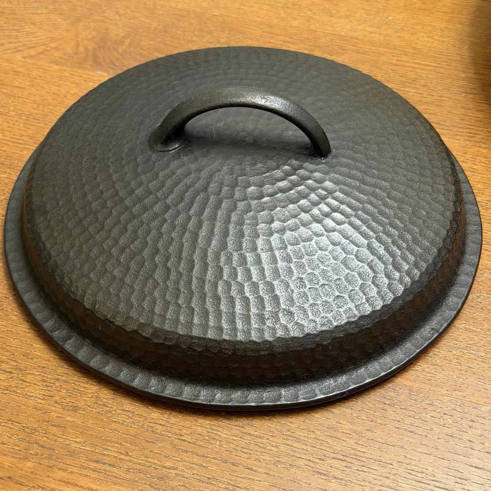 Pointy Handle Hammered Finish Cast Iron Dutch Oven Pot Cover Lid 9.5 Inch
