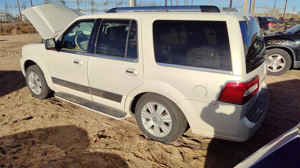 2007-2008 Lincoln Navigator Driver Left Rear Knuckle Assembly Stub Axle With Hub - Image 4 of 4
