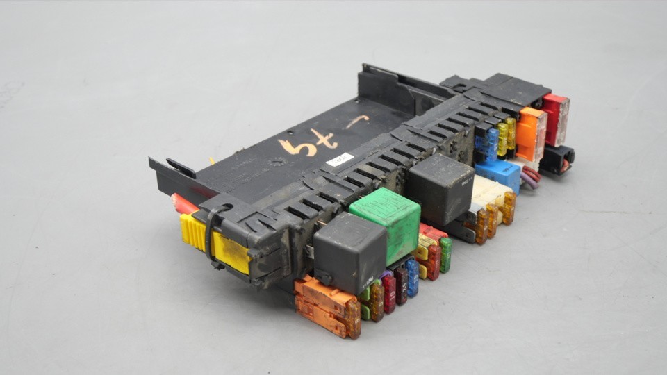 Mercedes R230 SL500 SL55 Front Right Side SAM Fuse Box Control