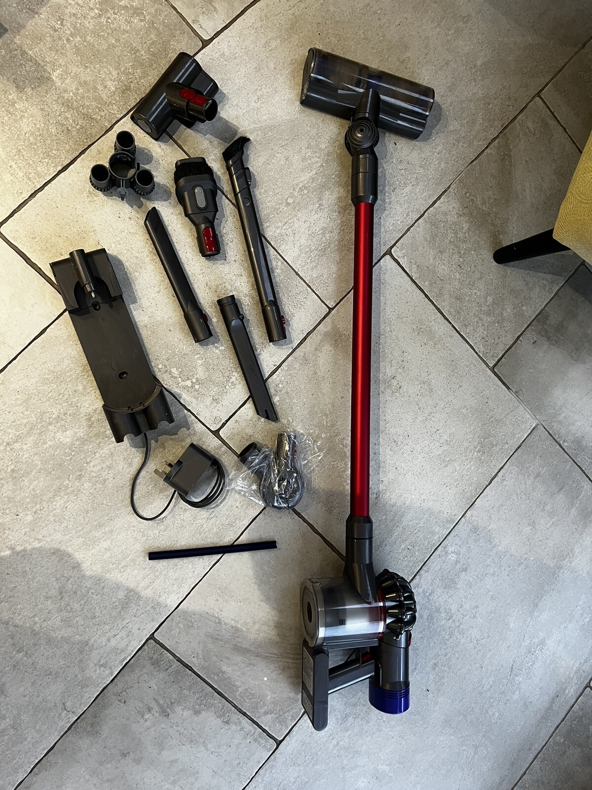 Dyson V8 Total Clean Cordless Vacuum Cleaner Hoover Absolute Boxed With