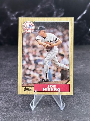 1987 Topps - Joe Niekro #344 copyright outside right border