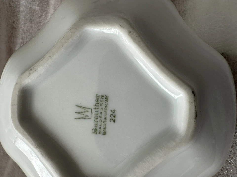 Зеленая и белая красивая ваза. - Изображение 3 из 3