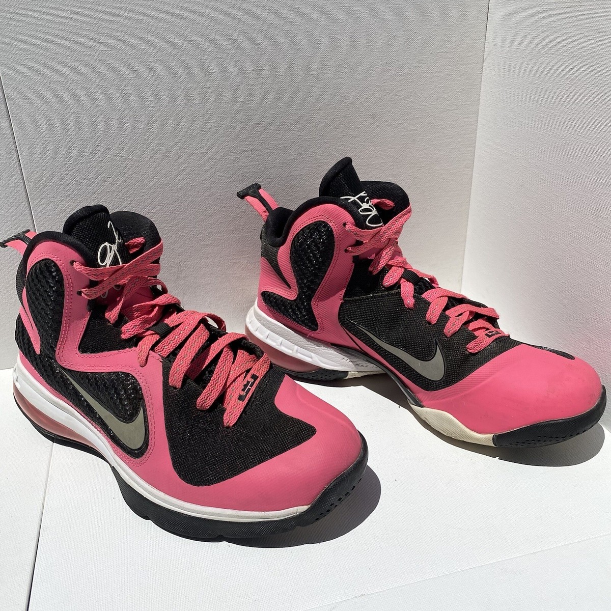 youth pink basketball shoes