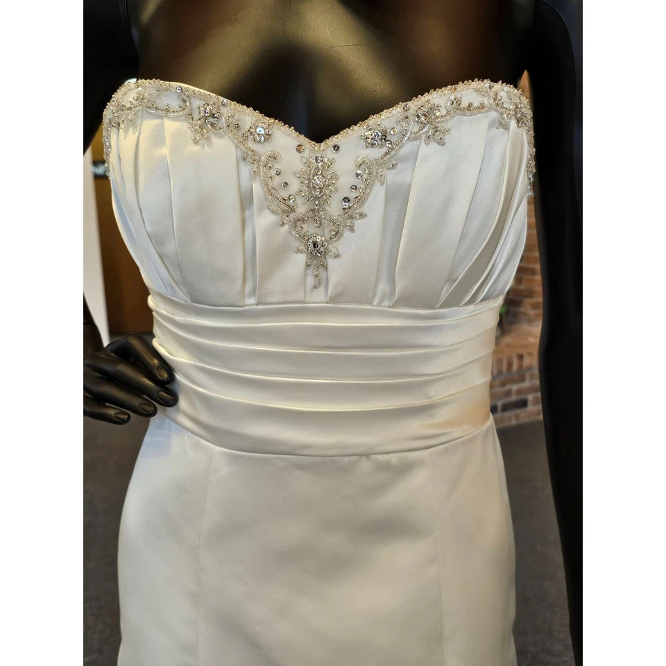 Vestido de novia Jasmine Empire satinado con bordes plisados Foto 2 de 4