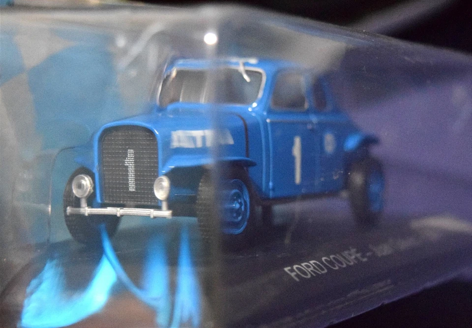 压铸 1: 43 全新未拆封汽车和底座 福特 Coupe 1958 Juan Galvez  — 第 4/4 张图片