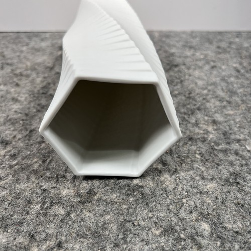 ROSENTHAL STUDIO LINE GERMANY RIBBED MATTE WHITE VASE SIGNED Werner Uhl 9” - Picture 17 of 17