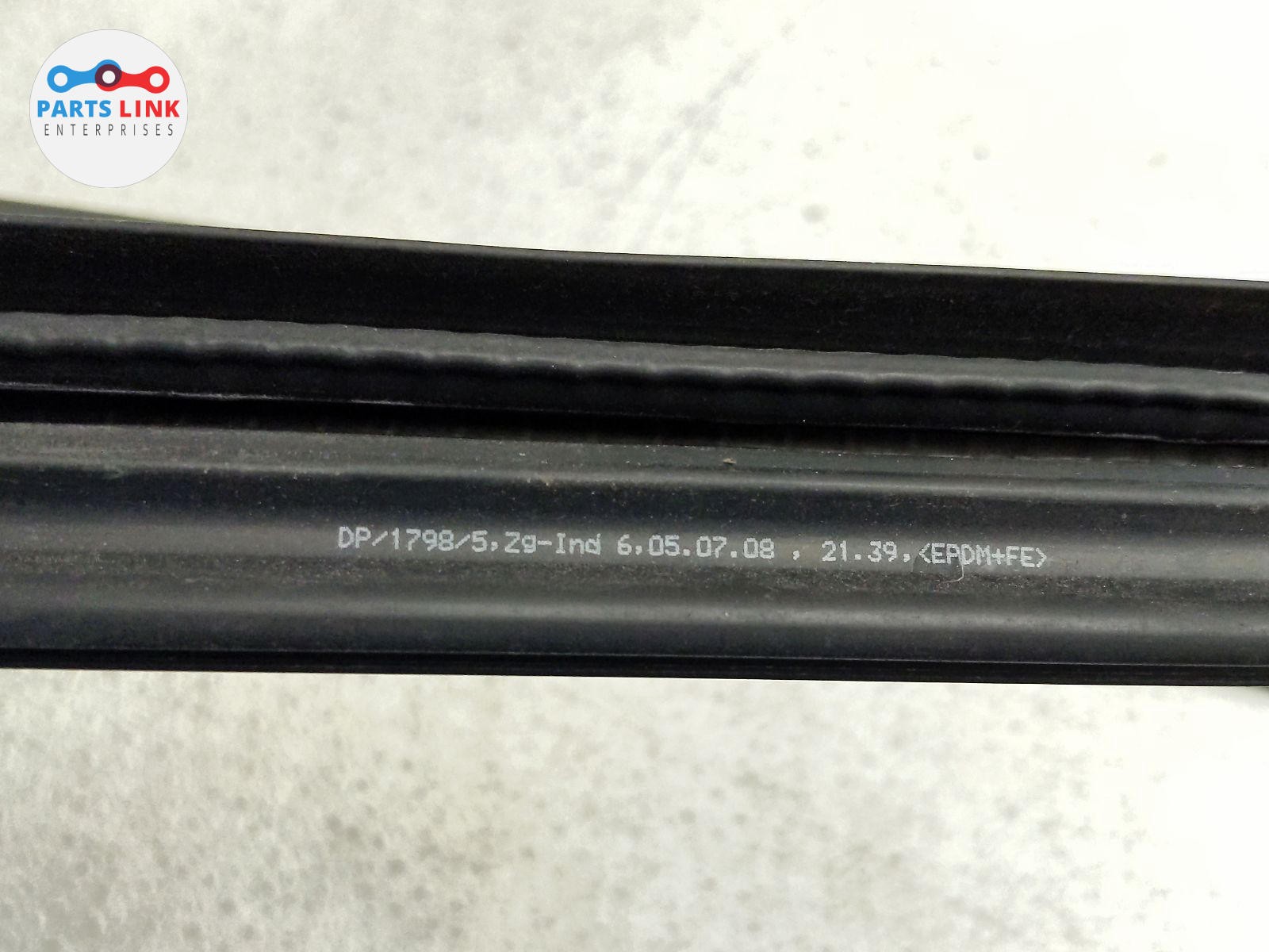 2007-19 MASERATI GRANTURISMO FRONT LEFT GASKET UPPER TRIM WINDOW RUBBER M145 OEM