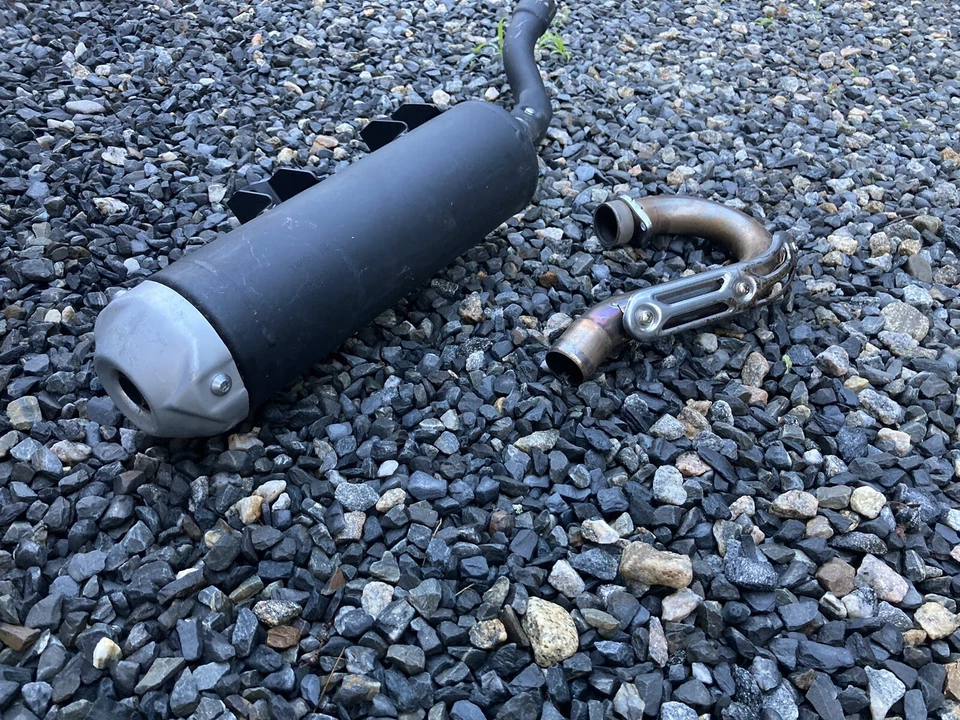 Yamaha Yfz 450r 2021 tubo de cabezal y silenciador OEM. Foto 2 de 3