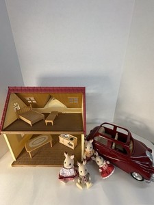Sylvanian Family EPOCH Cozy Cottage Starter Home With Sedan & Bunny Family