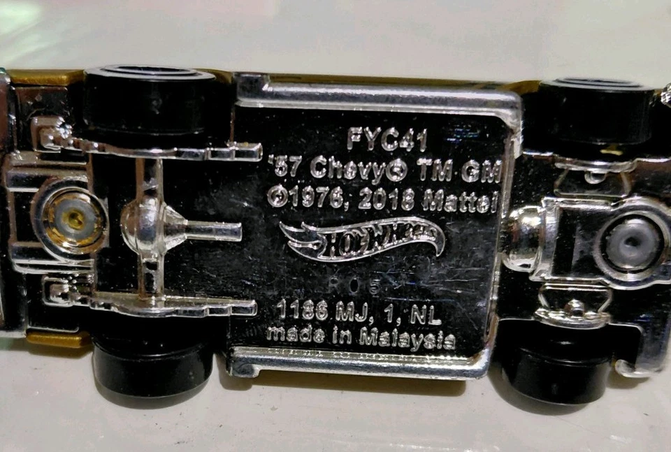 Chevy FYC41 2018 Frost Gold 57' Hot Wheels | Error de calcomanía | Código base R05 Foto 3 de 4