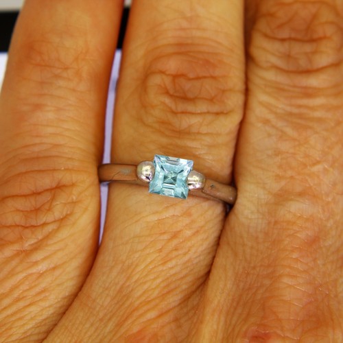 Pretty Tension set Topaz 9ct White Gold ring L ~ 5 3/4 - Picture 5 of 9