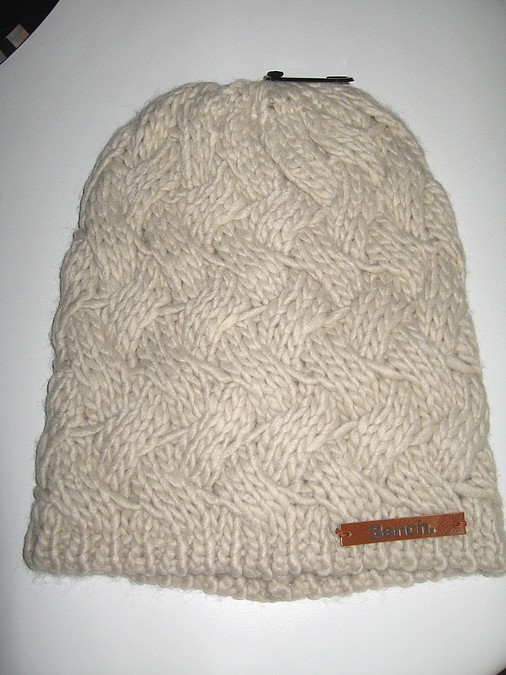 BNWT - BENCH Criss Cross Cable Knit Beanie Hat  Stone   Small