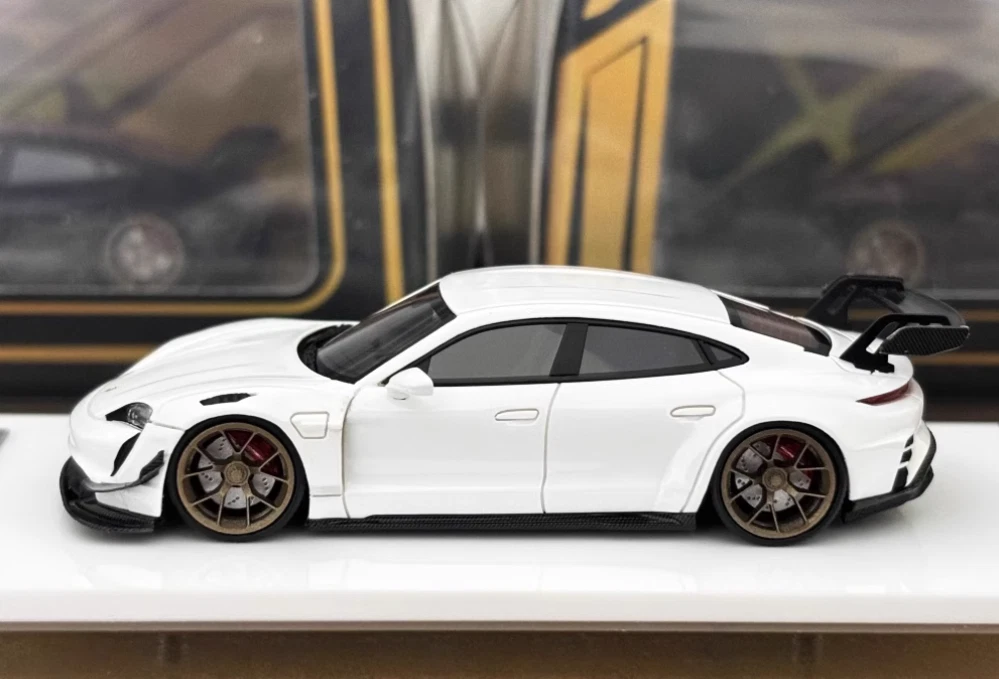 ミニチャンプス ポルシェ タイカン 近づか ターボS 1/43 ミニチャンプス ポルシェ タイカン 近づか ターボS 1/43