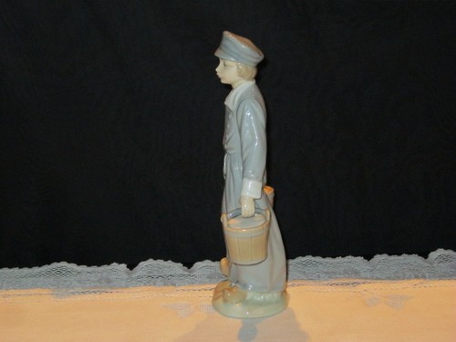 Lladro Dutch Boy With Water/Milk Pail #4811 - Retired - Picture 5 of 8