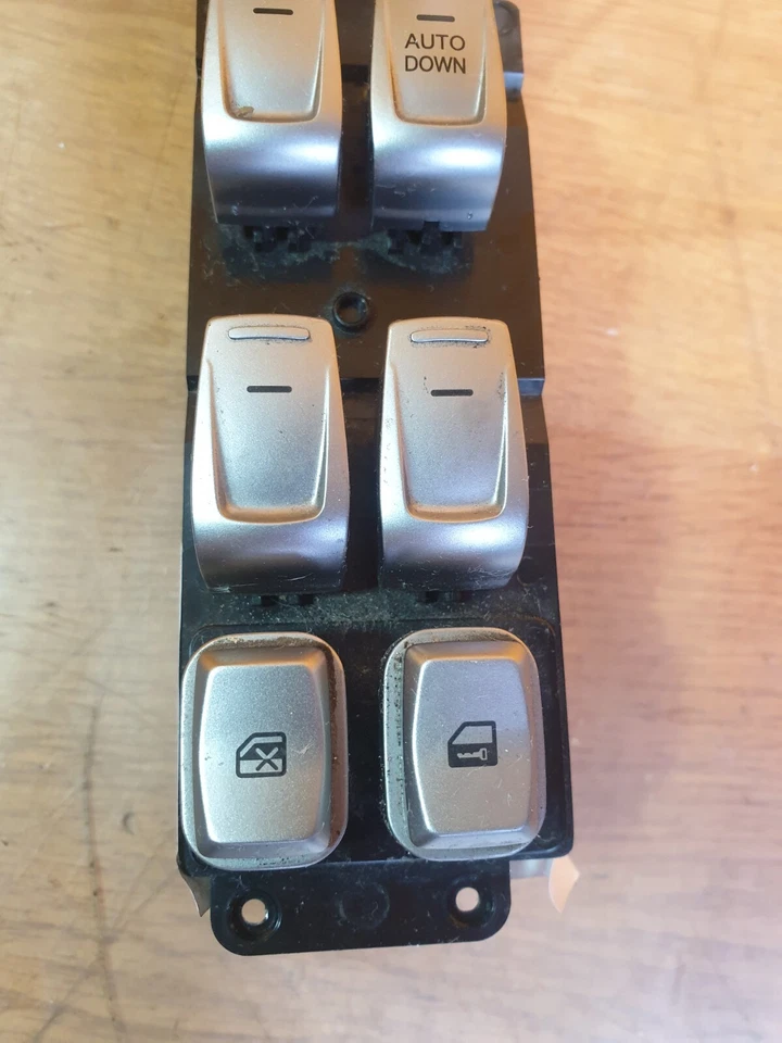 SSANGYONG TIVOLI XLV 2016 1,6D conjunto de interruptor de ventana eléctrico delantero derecho A163 Foto 2 de 4