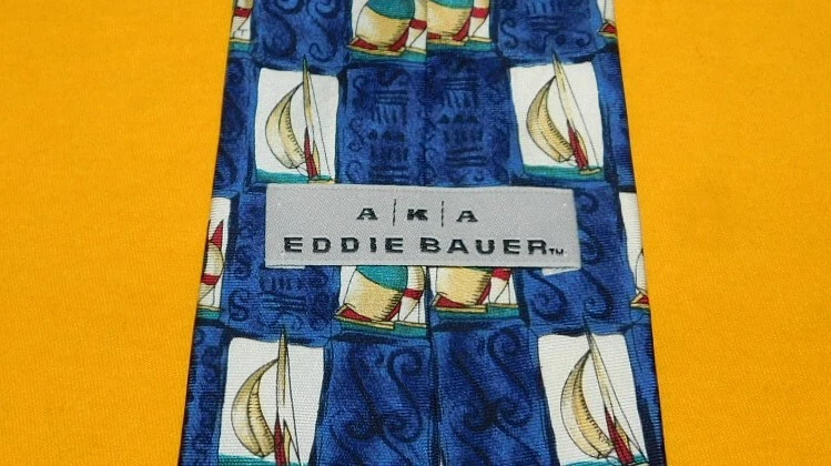 EDDIE BAUER СДЕЛАНО В США СИНИЙ/КРАСНЫЙ/ЖЕЛТЫЙ ПАРУСА ЛОДКА МОТИВ ГАЛСТУК - ДИЗАЙНЕРСКИЕ ГАЛСТУКИ - Изображение 3 из 3