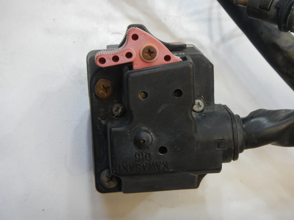 Interruptor de sirena de bocina de luz de cabeza izquierda 1992 Kawasaki KZ1000 P Police Foto 4 de 4