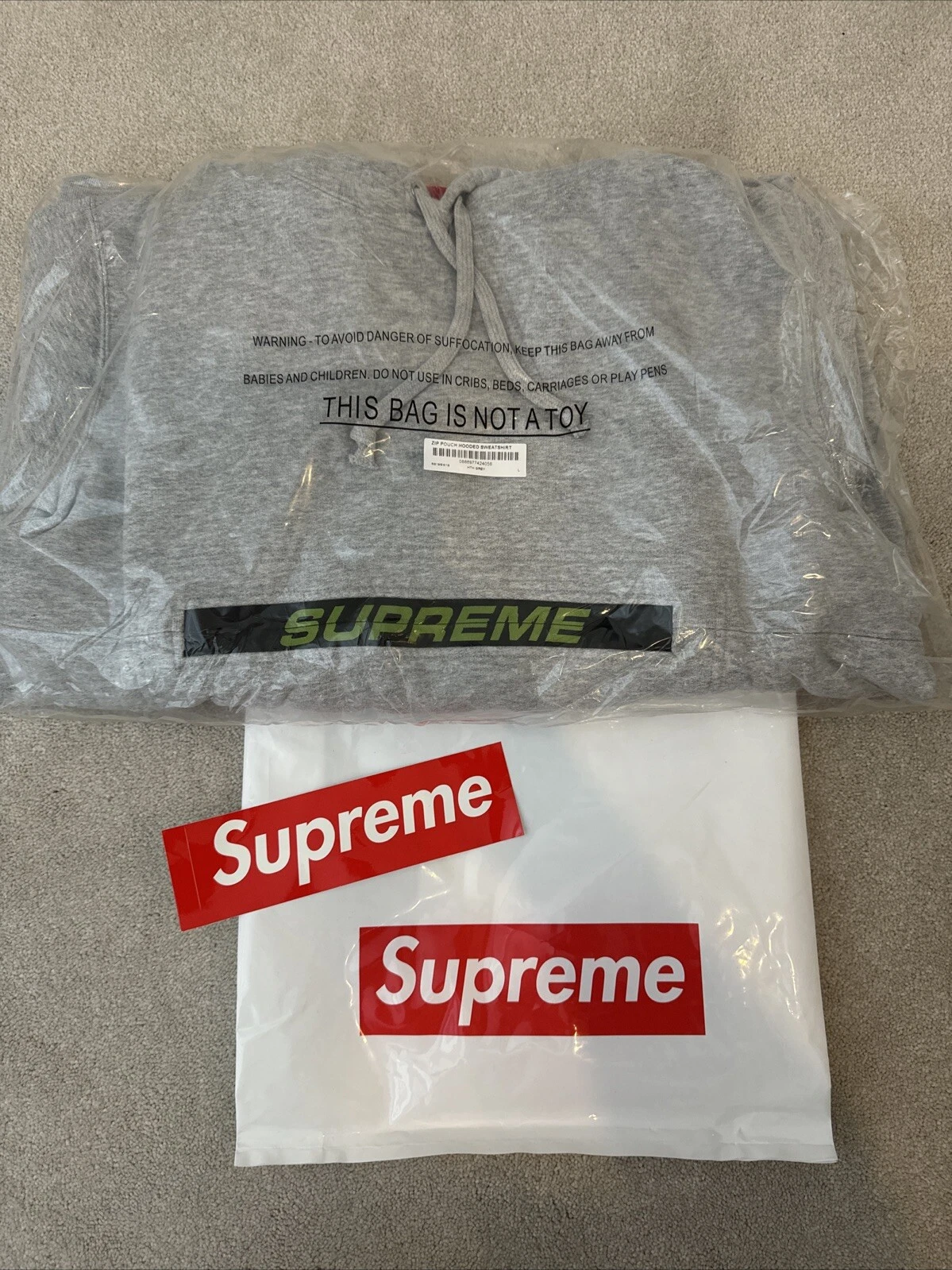 Sweat à capuche Supreme ss19 pochette zippée gris Large   logo boîte avec autocollant sac
