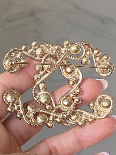 2019P CHANEL LIGHT GOLD LARGE HUGE CC LOGO WHITE PEARLS BLUE CRYSTALS BROOCH PIN - Picture 6 of 12
