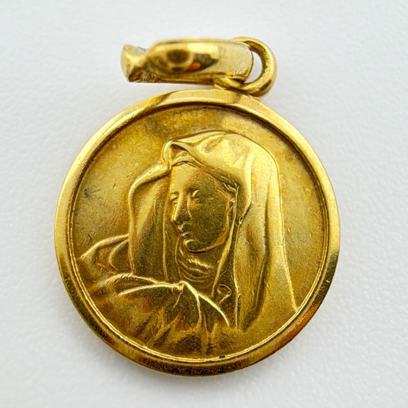 Vintage 18K Yellow Gold UnoAerre Italy Virgin Mary Medal Pendant AAU48