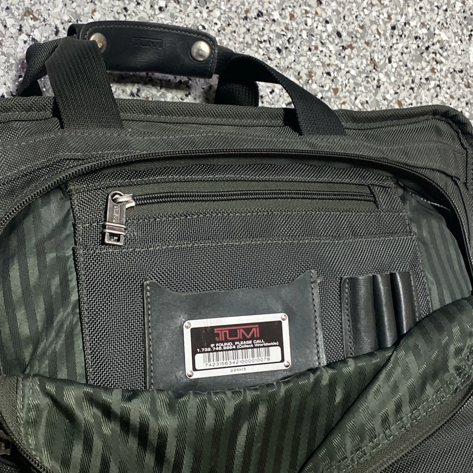 TUMI 225M3 Gris/Verde 20" Asas Portátil de Viaje Maletín Bolso Difícil de Encontrar Raro Foto 3 de 4