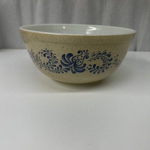 Vintage PYREX “Homestead” 403 Mixing Bowl Beige/Blue 2 1/2 qt USA