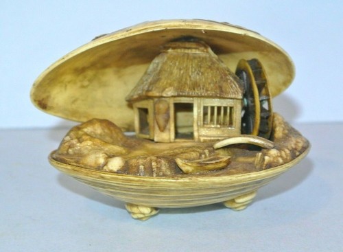 De colección. Carcasa de almeja de celuoide tallada ~ diorama de casa de barco con rueda de agua ~ estilo Netsuke - Imagen 2 de 4