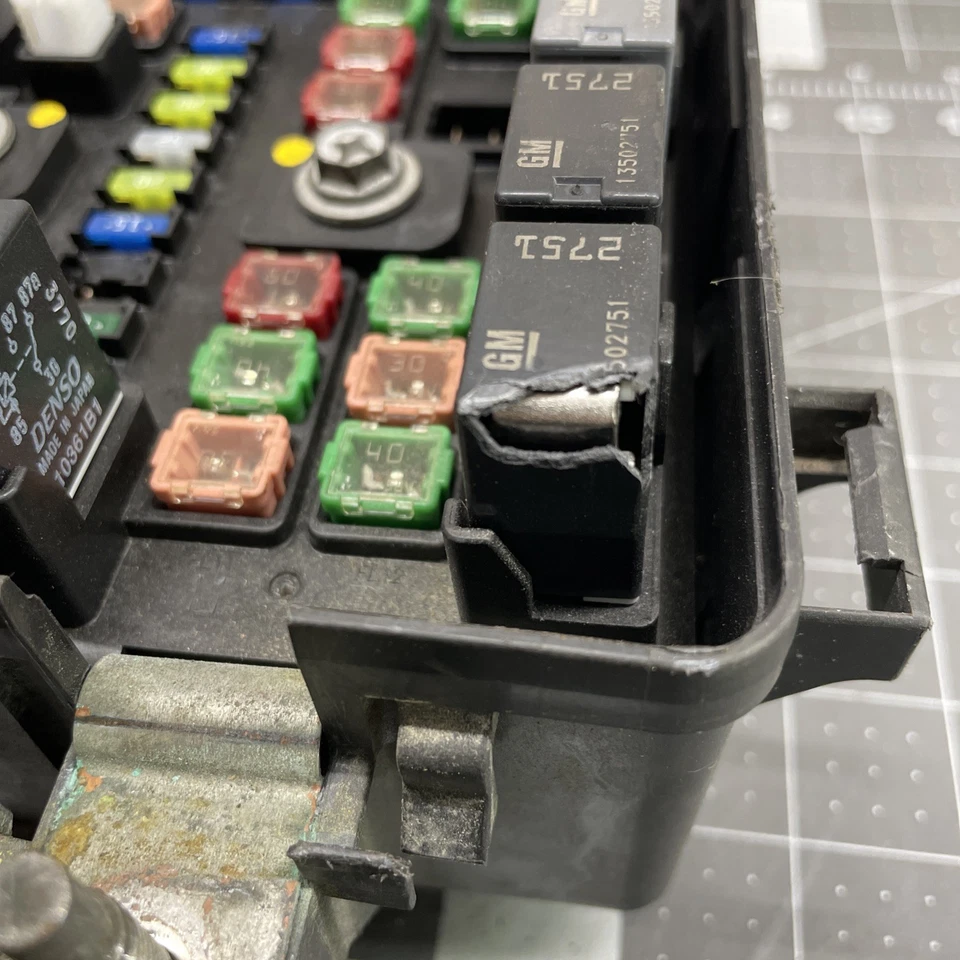 2011 Gmc Acadia Engine Fuse Box Relay Junction Block NO TOW PACKAGE OR HIDS - Image 4 of 4