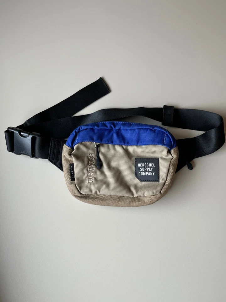 Herschel Supply Co. Tour Hip Pack Маленькая Кордура в Синем и Сером 5 дюймов x 7 дюймов x 2,5 дюйма - Изображение 2 из 4