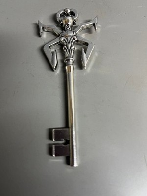 Resident Evil 4 Remake Keychain Antique Silver Key Shape 9cm C Type Keychain