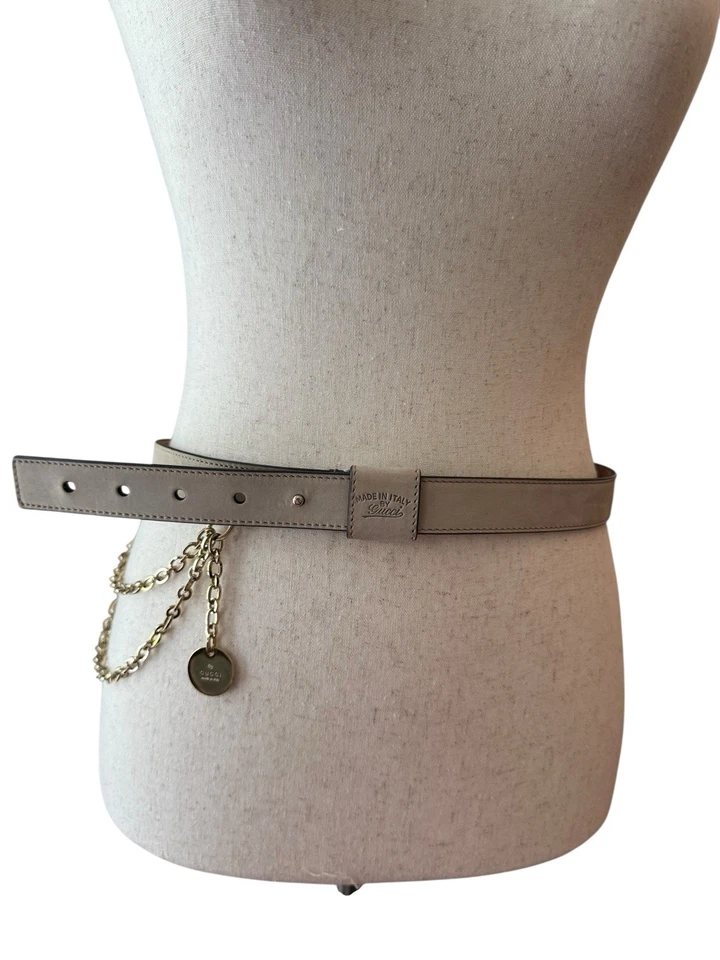 Cinturón de cuero Gucci con detalle de cadena, herrajes beige y dorado, pre amado Foto 2 de 4