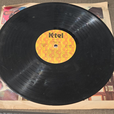 K-tel Right On 12'' Black Vinyl LP Compilation Pop 33 RPM TU 2500