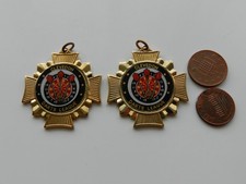2 MEDAGLIE/FOB VINTAGE, FRECCETTE con DARDI, CLEVEDON DARTS LEAGUE.