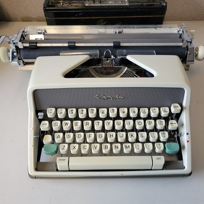 Vintage Olympia SM7 De Luxe Typewriter w/Case - EXCELLENT CONDITION!!