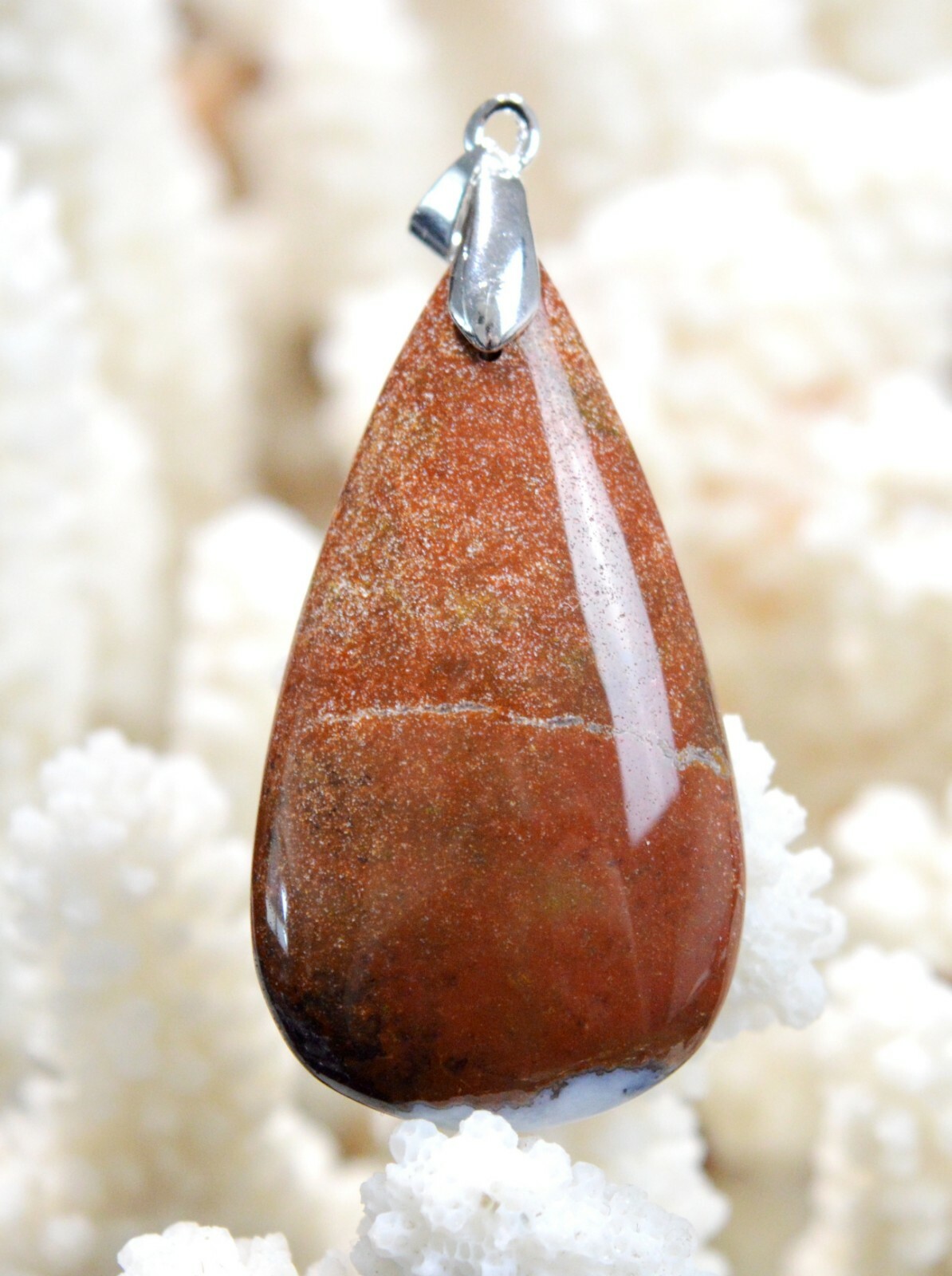 Pendentif en jaspe de 48 carats, le bijou en pierre naturelle pour votre style bohème
